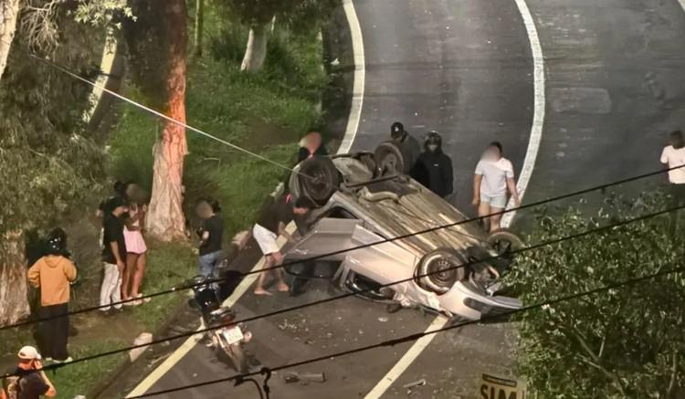 Motorista capota carro após perder o controle, subir em calçada e atingir duas árvores em Campinas