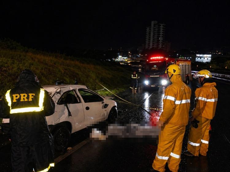 Criança de 7 anos morre em acidente envolvendo mulher e bebê na BR-282, em SC