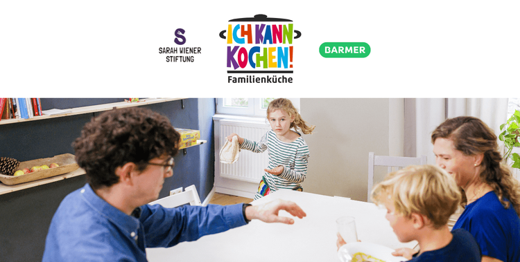  Familie sitzt am Esstisch, das Mädchen steht auf und läuft herum