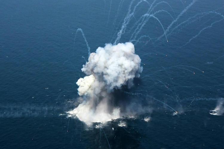 Irã diz ter interceptado navio de guerra dos EUA no Estreito de Ormuz