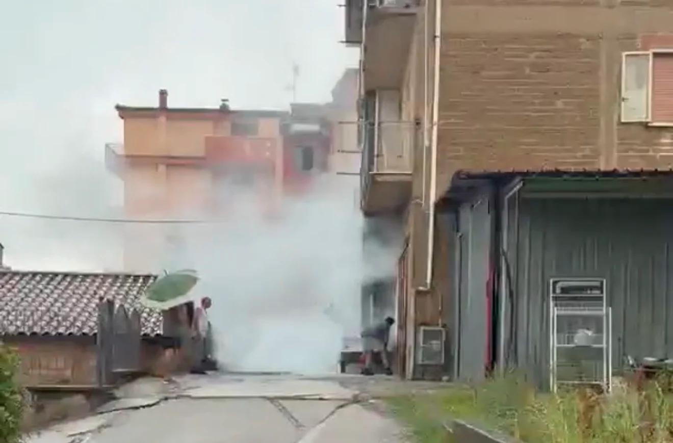 Fulmine colpisce una centralina a Pellare: fiamme vicino alle bombole del gas