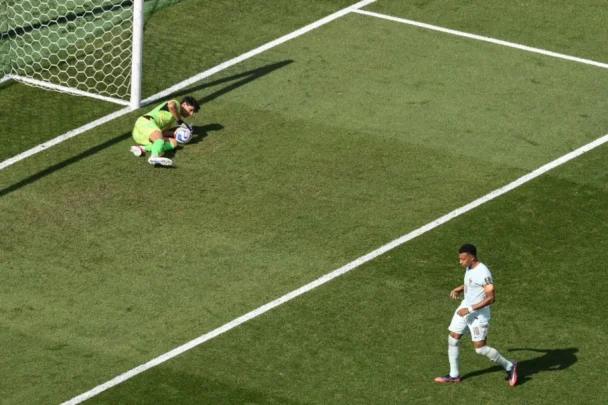 بونو يعادل الرقم القياسي لأكثر الحراس تصديا لركلات الجزاء في تاريخ كأس العالم