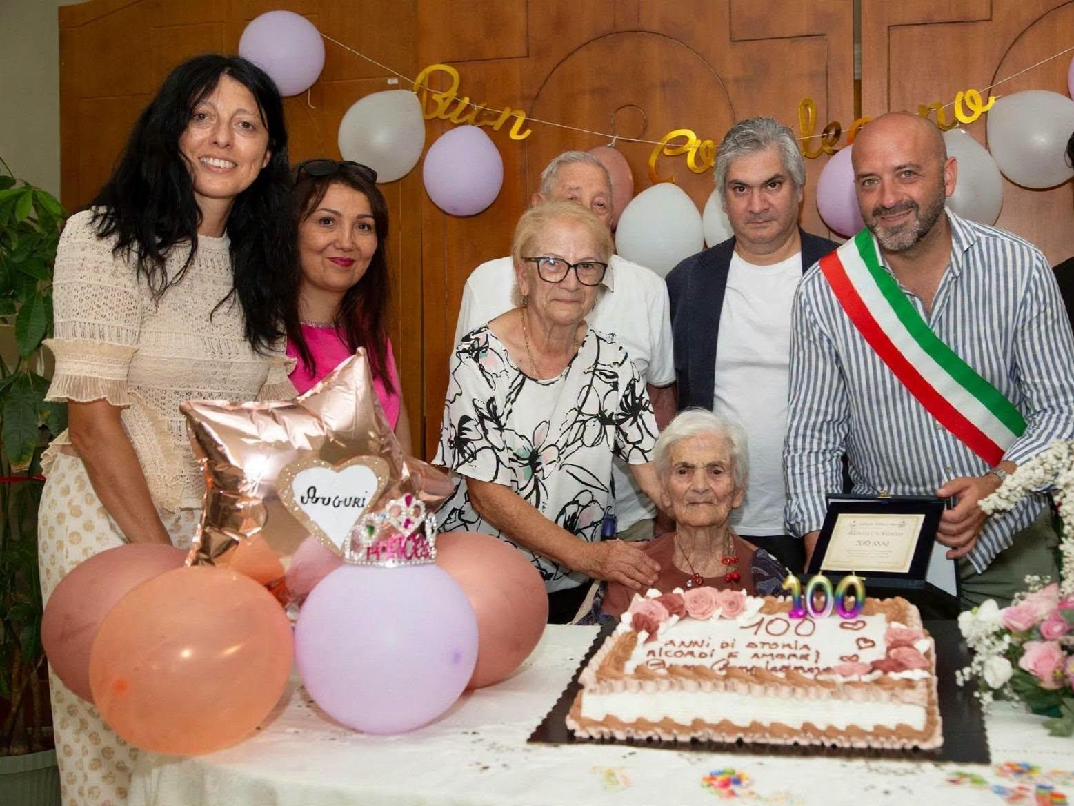 Buccino in festa per Antonetta Mangini: la cittadina compie 100 anni