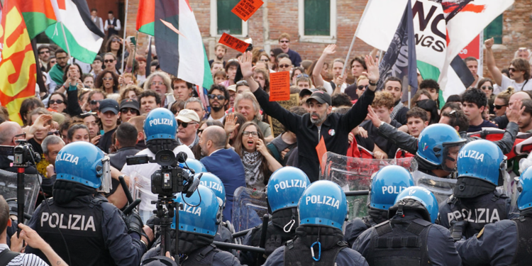 Paura alla Biennale di Venezia, tensione al corteo pro Pal: tentato sfondamento all’Arsenale