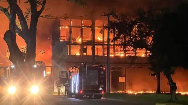 PF suspende perícia em prédio da UFPE que pegou fogo após risco estrutural