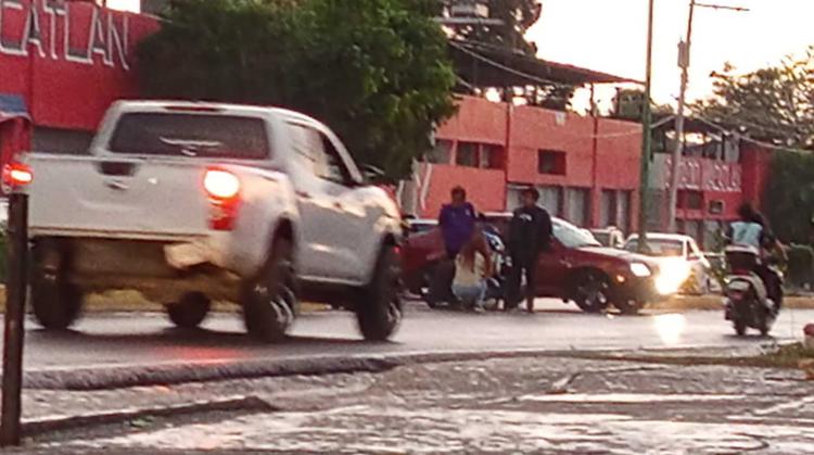 Conductor se pasa un tope bajo la lluvia y embiste a una joven motociclista en Miacatlán
