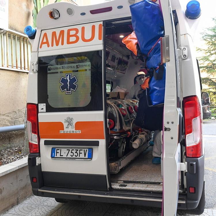 Tentato omicidio-suicidio al Rione Sanità: 12enne colpito al torace, padre ferito alla gola