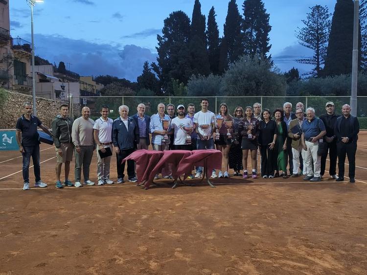 Taormina incorona i nuovi Campioni Assoluti Siciliani Si sono conclusi al Circolo Tennis Taormina i Campionati Assoluti...