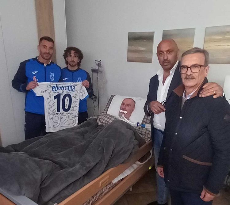 Un gesto che vale più di mille parole: l’Ebolitana dona la maglia della promozione a Damiano Gallotta