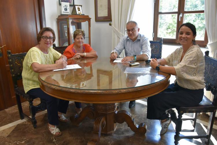 Ayuntamiento y asociación Nuestros Mayores del Ángel renuevan la subvención municipal de 1.500 euros