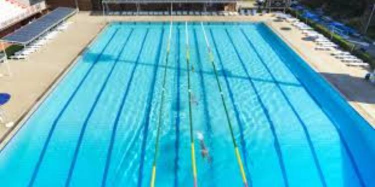 Piscina comunale di Cosenza, la protesta dei genitori degli agonisti: «Disservizi continui, così i ragazzi rischiano di lasciare lo sport»