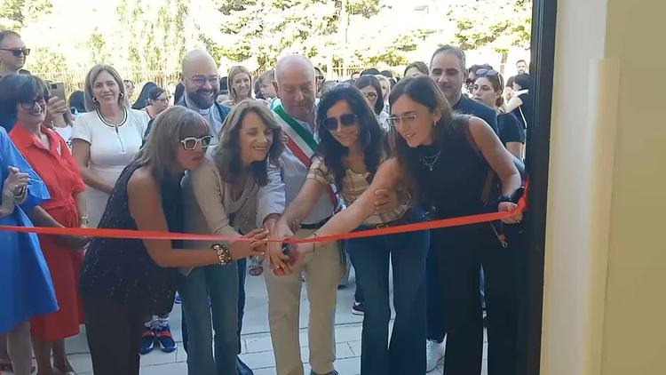 🧑‍🤝‍🧑 È stata appena inaugurato la nuova scuola dell'infanzia "Donna Elvira", al Villaggio dei Fiori. Dopo la benediz...