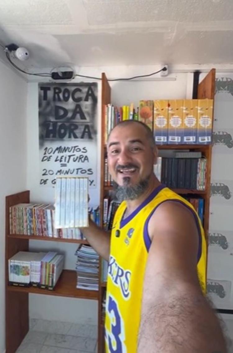 Clube do livro transforma leitura em recompensa e muda rotina de crianças com videogames no RJ