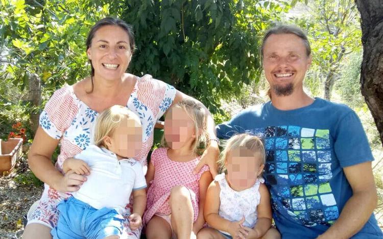 Garante dell'infanzia: "Bimba del bosco ricoverata in ospedale, la mamma non è con lei"