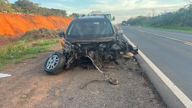 Motorista é socorrida após carro bater contra traseira de carreta em rodovia de Rancharia
