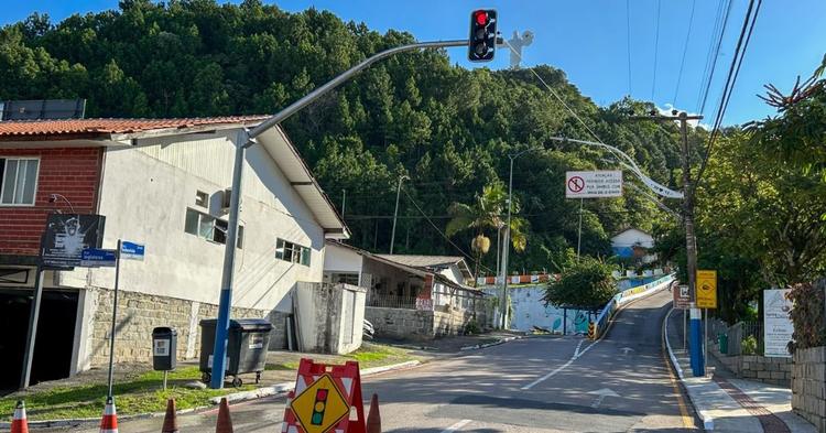 Semáforos são instalados na Rua Indonésia durante interdição parcial após queda de rocha