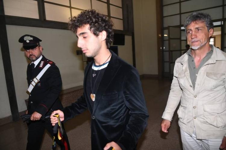 Studente accoltellato in Corso Como a Milano, aggressori condannati uno a 20 anni e l'altro a 10 mesi. Lui li abbraccia in aula