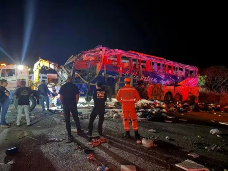 Acidente entre ônibus de turismo e carreta no norte de MG deixa seis mortos e 43 feridos