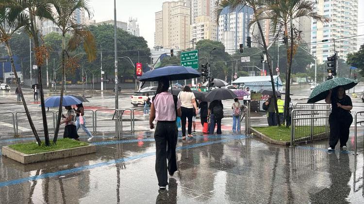 Frente fria provoca chuva e coloca SP em estado de atenção para alagamentos nesta terça-feira