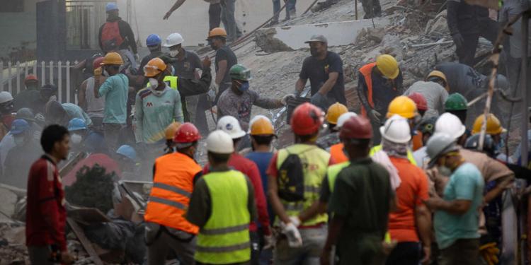 Miracolo in Venezuela, ragazzo di 11 anni estratto dopo tre giorni sotto le macerie a Caraballeda