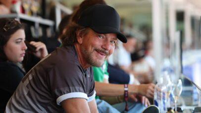 Eddie Vedder bebe cerveja belga até babar em jogo da Copa do Mundo; veja vídeo