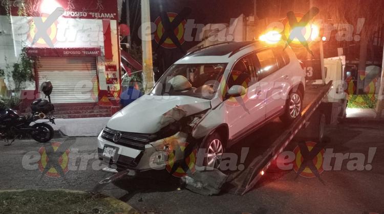 Ebrio conductor destroza camioneta de lujo contra un semáforo en Cuautla