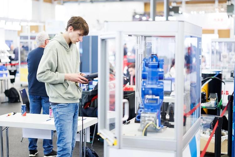 Erfolgsmodell: Duale Ausbildung an Schulen und in Betrieben verbindet Theorie und Praxis