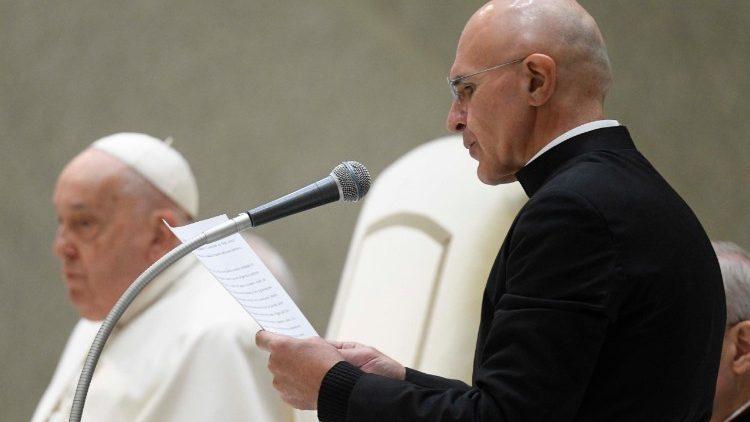 Pe. Pierluigi Giroli, funcionário da Secretaria de Estado, leu a catequese do Papa