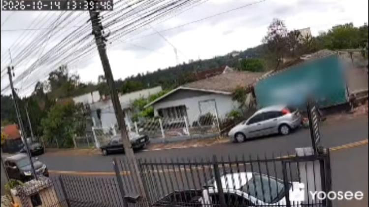 VÍDEO: Caminhão desgovernado invade casa e deixa dois feridos no RS