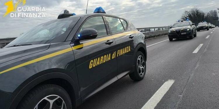In tv ostenta una vita da sogno: la Gdf di Lucca scopre redditi non dichiarati