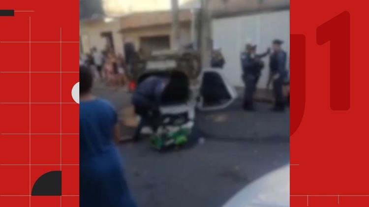 Motorista bêbado foge de blitz da polícia e capota carro com esposa e filho de 2 anos dentro, em Cariacica