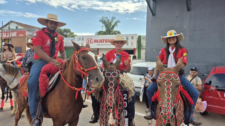 Cavalgada reúne público para desfile que abre Expoacre 2026 em Rio Branco; VEJA imagens