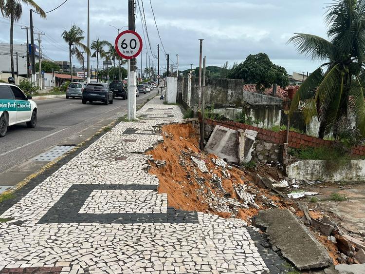 Parte do calçadão da Avenida Roberto Freire desaba após chuvas em Natal