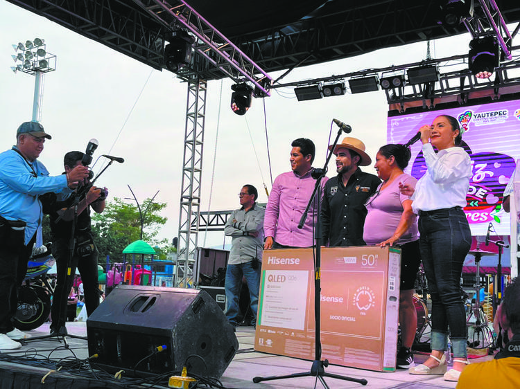 ¡Se lucen en Yautepec! Regalan motonetas y línea blanca a las mamás en el CDY