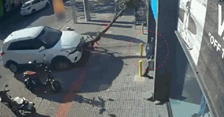 Vídeo: árvore impede que criança seja atropelada após carro invadir calçada em Itajaí