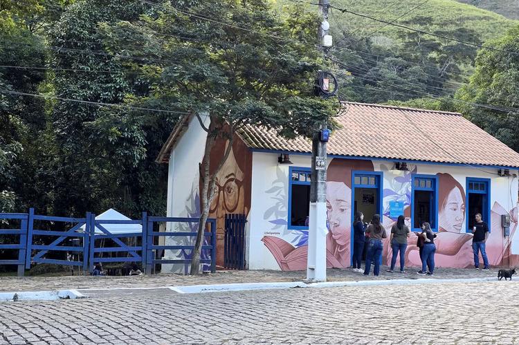 Biblioteca pública recebe novas edições do projeto "Manhãs com Henriqueta"