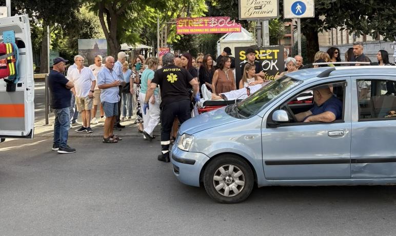 Giugliano, paura in piazza Gramsci: docente investita da un’auto, corsa in ospedale
