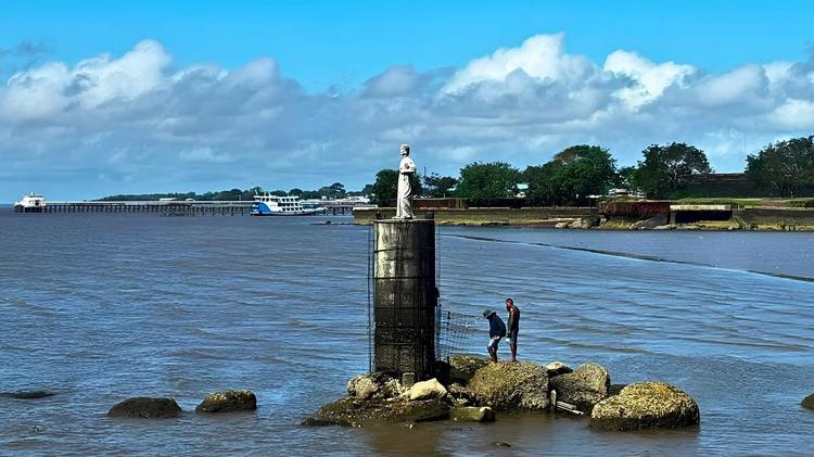 Ferragens expostas e obra parada na Pedra do Guindaste expõem visitantes ao risco em Macapá