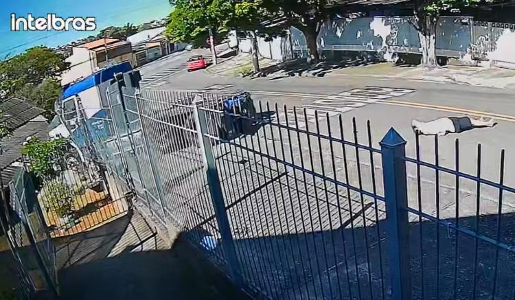 VÍDEO: motorista cai de caminhão em movimento e veículo invade centro comunitário em Campinas