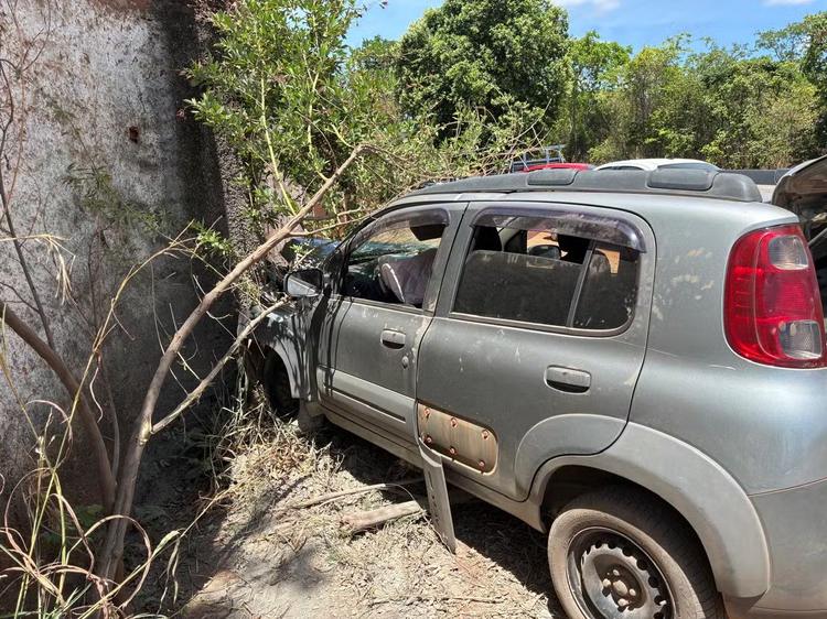 Carro com 5 pessoas bate em muro de propriedade rural na MG-308