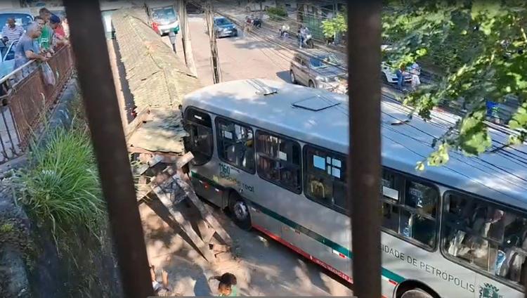 VÍDEO: Ônibus derruba ponto e mulher fica ferida na Rua Benjamin Constant
