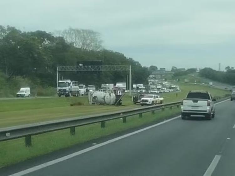 Acidente entre caminhão, ônibus e carro interdita a Rodovia dos Bandeirantes, em Valinhos
