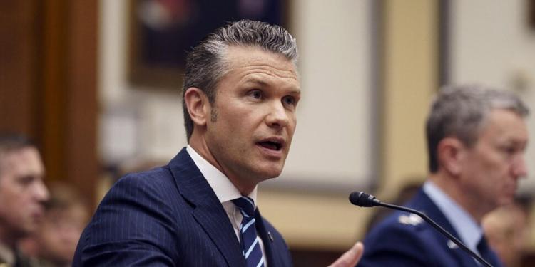 Virale il video di Hegseth (capo del Pentagono) che vuole citare la Bibbia. Ma è Pulp Fiction