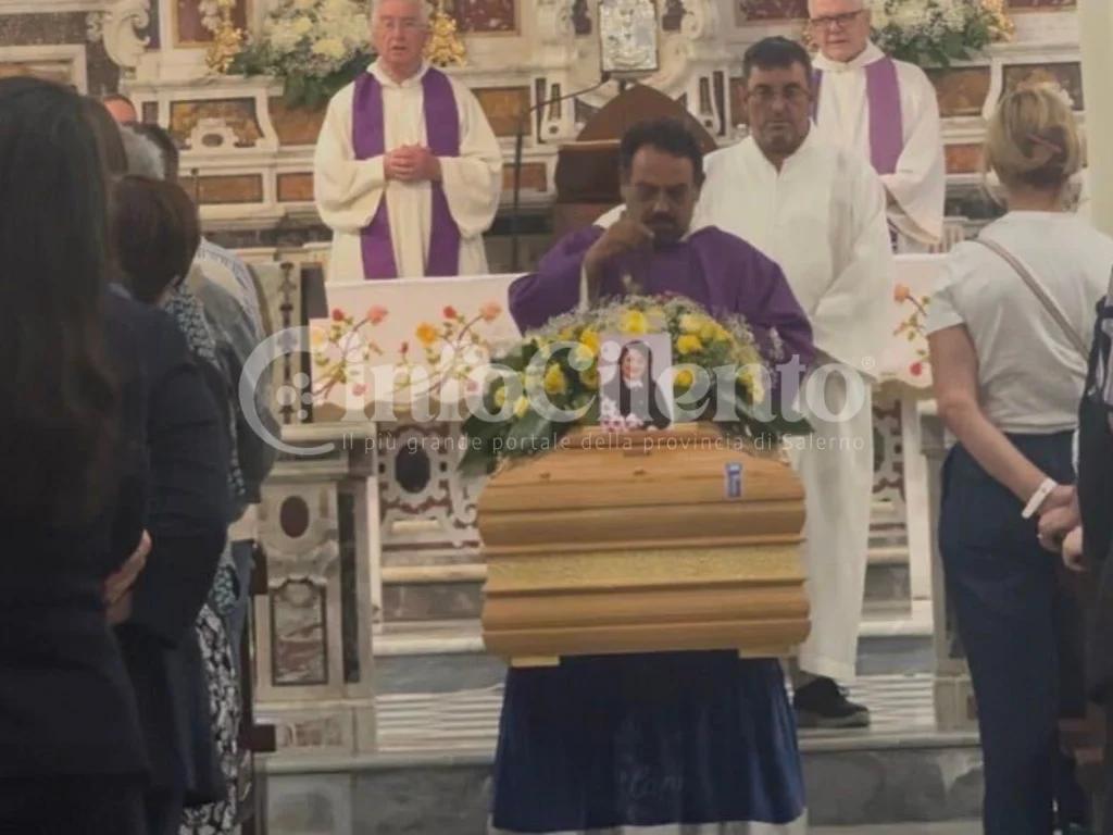 Roccadaspide: una folla in lacrime per l’ultimo saluto a Maria Carmela D’Angelo, la pasticcera gentile
