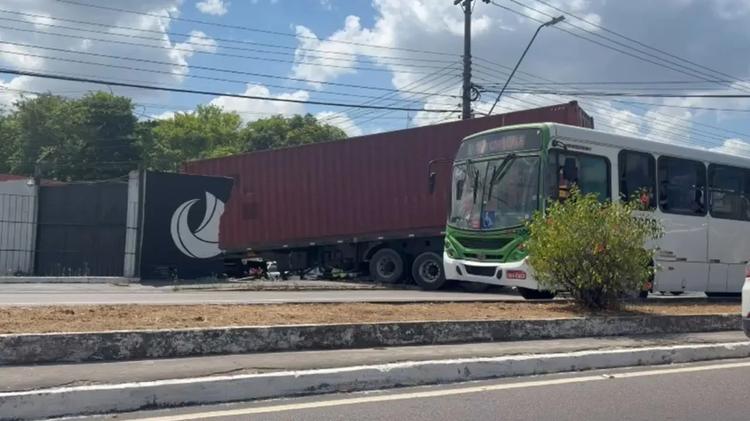 Acidente com carreta deixa trânsito congestionado na Avenida Efigênio Salles, em Manaus; VÍDEO