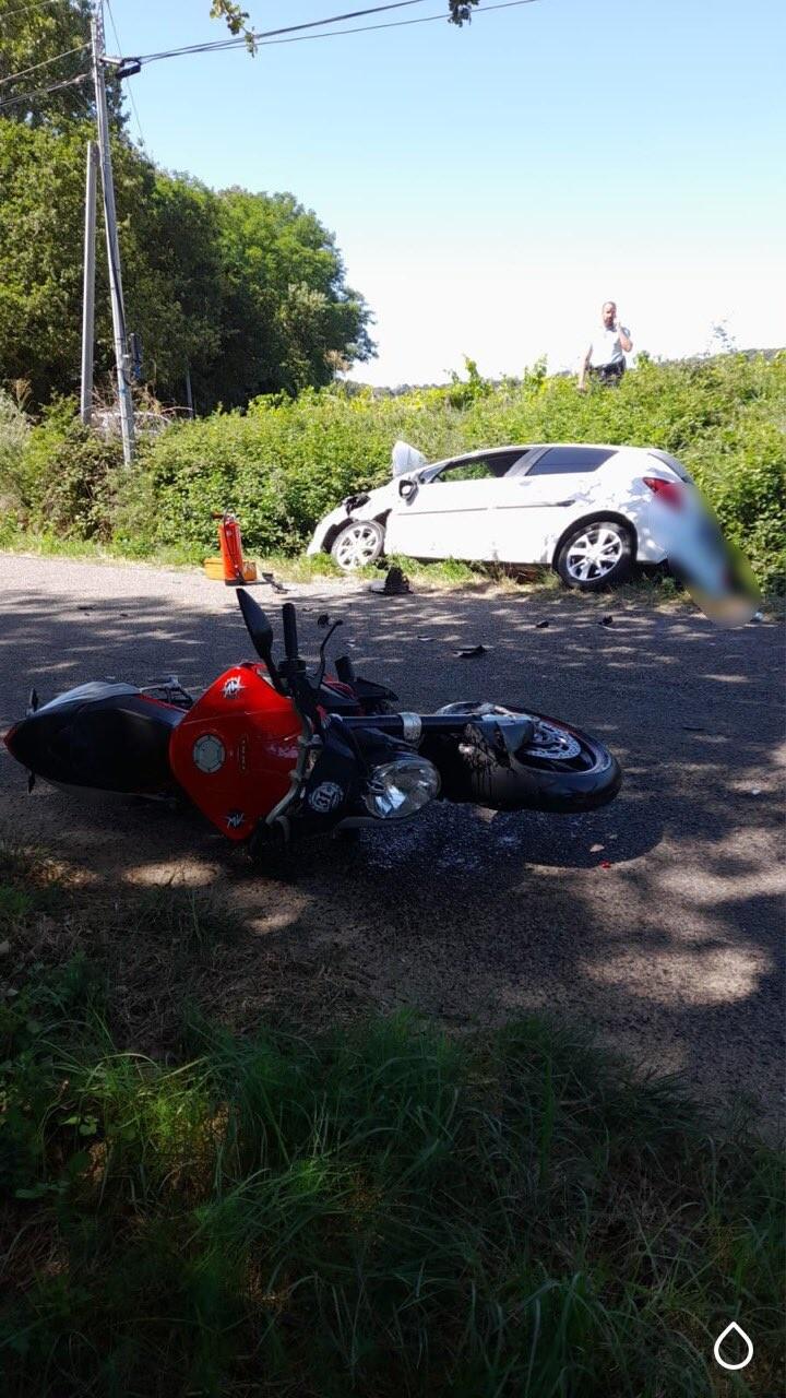 La moto et la voiture accidentées.
