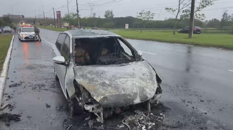 Motorista tenta apagar fogo com extintor, mas carro é consumido por chamas em Porto Alegre