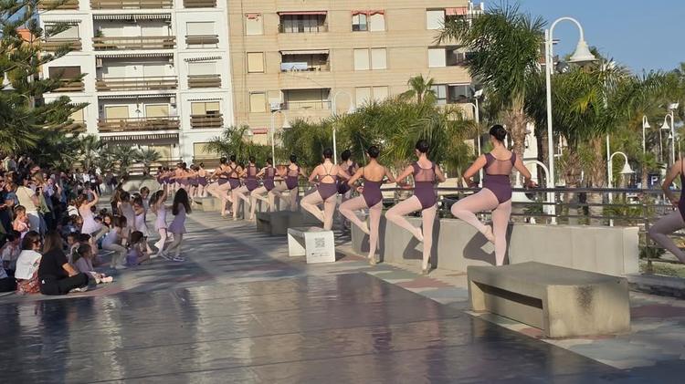 Almuñécar conmemora el Día Internacional de la Danza con una muestra abierta en el paseo del Altillo La Escuela Municipa...
