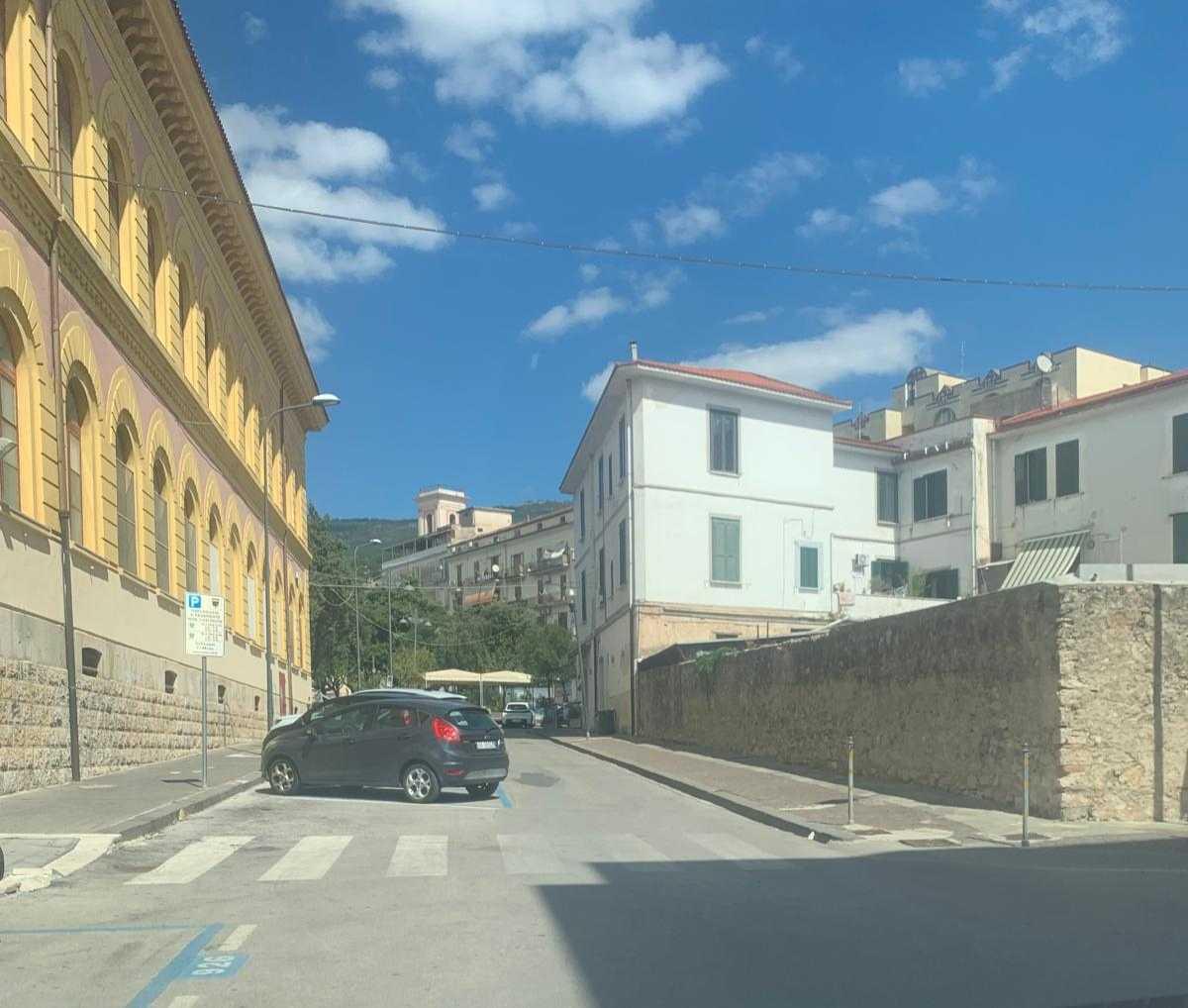 Eboli, strisce pedonali invisibili davanti alle scuole: esplode la protesta dei genitori