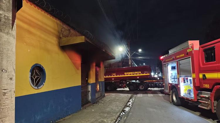 VÍDEO: incêndio atinge depósito de material de construção em BH